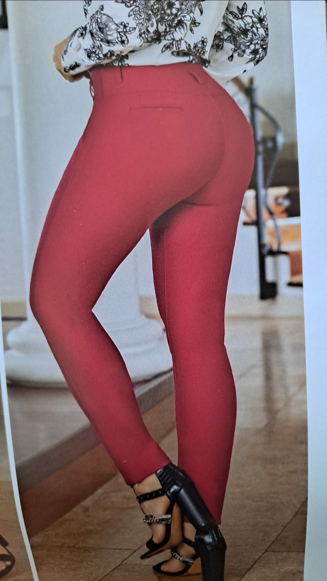 Pantalón Rojo Para Mujer Levantacola En Drill
